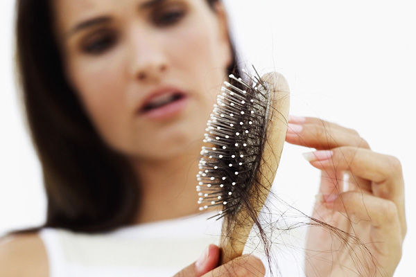 Evita la caída del pelo este otoño con los consejos naturales de COFENAT