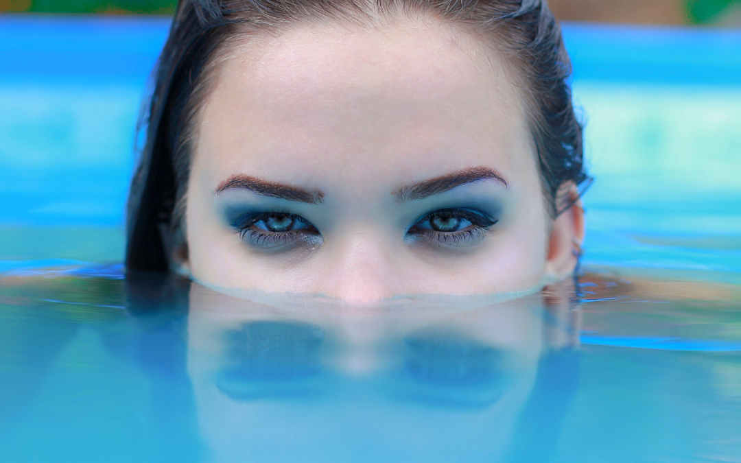 ¿Ojos rojos en verano por culpa del cloro o la sal?: Cofenat te explica cómo evitarlo de forma natural